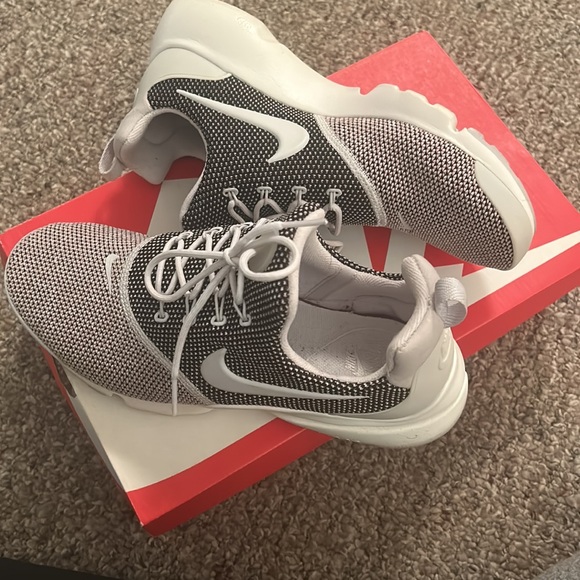 NIKE PRESTO FLY SE - Picture 2 of 7